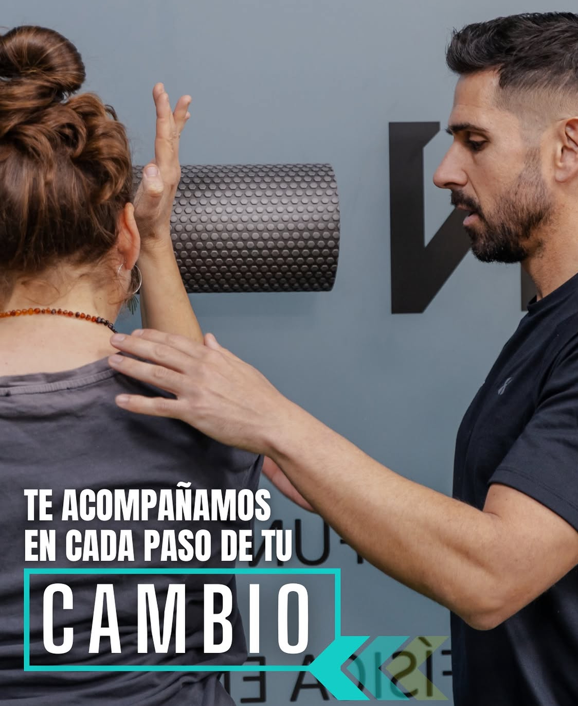 Entrenador de Holion guiando a un entrenado durante un ejercicio
